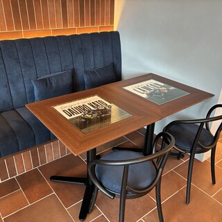 【D2】店内奥、ネオンの下。半個室のお席です。
全体を見渡せます。