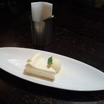 Sakura Diya - 「ホワイトチョコのベイクドチーズケーキ バニラアイス添え」500円