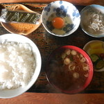 かねこ食堂 - 朝食メニューはこちらの一種類のみとなります。シンプルながらも日本の食卓に並ぶ嬉しい一品の数々です♪