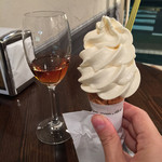 ジェラテリア アクオリーナ - バニラ&レモンクリーム（590円）とヴェッキオサンペーリヴェンテンナーレNV（900円）