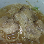 ラーメン二郎 - 【夜の部】豚の大きさがブレ杉(笑)