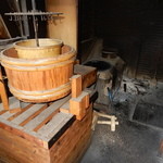 かま屋 - ひき臼？