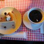 Caffe1925 - 自分はドリップコーヒーとチーズケーキのセット。同じく700円。