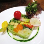 Kuremonthinubisu - 日本各地から届いたこだわり有機野菜18種のプレッセ、スモークサーモンのブーケサラダ添え