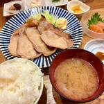 さくら井 - 料理写真:豚肉の味噌漬け焼き定食@900円＋ミニサラダ＆刺身セット@200円　肉が柔らかくなって旨し！