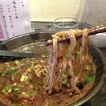 京都祇園 泉 麺家 - 黒担々麺の麺は、こんな感じ