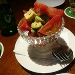 キャトルプレジール - アメーラトマトとアボカドのマリネ。トマトの甘味、酸味とアボカドのこってり感が絶妙。