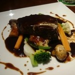 キャトルプレジール - 牛頬肉の赤ワイン煮込み(だったと思う)。赤身を主体とした肉と、赤ワインベースのソースがベストマッチ。これに赤ワインが加わると、最高に幸せな気持ちになる。