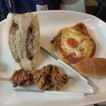 どんぐり - 【2015年03月】電車出発前、いそいそとパンを購入します。