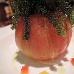 海辺のダイニング KISAMA - 丸ごとトマトのピクルス海ぶどうのせ　ズームアップ