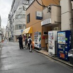 ラーメン二郎 - そこが①、②は反対側に並びます