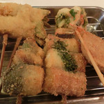 横田酒場 - 串揚げ ５本セット 1,150円。「いわし梅シソ巻き 230円」「エビパクチー 230円」「れんこん肉づめ 280円」「Ｐマン豚バラ 180円」「チーチク 磯辺 180円」