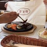 グルメ＆コーヒー 舶来屋 - 料理写真:ハンバーグをデミグラスソースで。