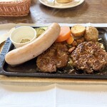 グルメ＆コーヒー 舶来屋 - 白いソーセージとハンバーグ