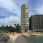 Steak Shack - 細長い建物の左下で営業中