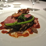 ラ・トルテュ - 滝川産鴨胸肉のロティ
      新ゴボウのブレゼとピュレ、赤ワイン風味のジュ
      