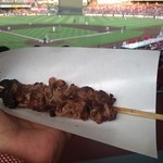 マツダズームズーム スタジアム広島 - 2015.4.17 はなおかの「牛カルビ串」（おつまみ部門第１位らしい）