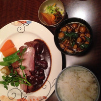 赤坂 津つ井 総本店 - 特製チキンソテー 和風セットで、ご飯とお味噌汁とお漬物です。ご飯も、とても美味しいです。