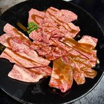 発祥のお店 一升びん - 「松阪肉セット (松阪肉カルビ、松阪肉赤身、松阪肉中落ちカルビ、松阪肉切り落とし) 280g」@3850