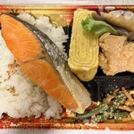 コープさっぽろ - 料理写真:魚屋の脂ののった焼き鮭!弁当(手焼き玉子入り)