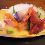 牧原鮮魚店 - わたしが頂いた 魚屋の刺身定食 上 1,180円：海老、鮪、イカ、トビッコ、サーモン、鯵、蟹、白身魚（ヒラメ？）、玉子、です。サーモンは脂がよくのって美味しかったです。鮪は筋があったのが残念です。