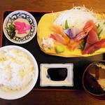 牧原鮮魚店 - 魚屋の刺身定食 上 1,180円（税込）。アオサが入った 赤だしで濃い目の味噌汁も美味しく頂きました。ご飯大盛り無料は嬉しいサービスです。ミックスフライ定食800円（税込）も魅力的でした。