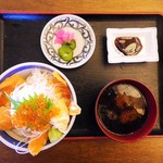 牧原鮮魚店 - サーモンとイクラの親子丼 880円（税込）。