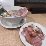 이치멘텐니 츠우즈 - 이번이 첫 방문이지만...
                      ✅새우 라멘 ¥900
                      ☑️차슈 밥 ¥350
                      ※캐시리스 결제 가능♪
