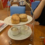 MLESNA TEA - 娘が頼んだスコーンのセットのスコーン
