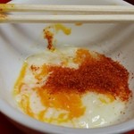 学 - （2015年4月再々訪）温玉に一味唐辛子を入れ、まぜまぜ!