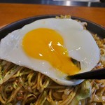 鉄板焼しんじゅ亭 - 目玉焼きをくずしていただきます