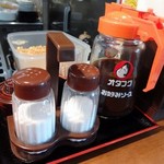 鉄板焼しんじゅ亭 - オタフクソースと唐辛子、塩が置いてあります