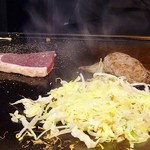 鉄板焼しんじゅ亭 - 次に野菜とステーキが焼かれます