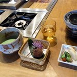 Nakasanaka ten - 注文すると、うどんが出来るまでの間にお菓子と抹茶が出されます