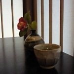 京懐石柿傳 - テーブルに飾られたお花と最初の煎茶