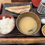 越後屋金四郎 - 焼きたてのほっけ半身。