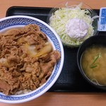 吉野家 - 牛丼 アタマの大盛(つゆだくだく)」480円と、「生野菜サラダ」100円＋「みそ汁」60円がセットになった「A(生野菜サラダ)セット」130円に「ポテト」30円と追加…計640円