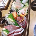 魚頂天 - 刺身六点魚頂天盛。少しだけアップで