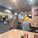 江戸そば 孫吉 - 店内は白い天井、淡いブルーグレーの壁、グレーのタイル貼り床、ナチュラルウッドのカウンター&テーブル、落ち着けて和める空間、BGMはTV音声
            お席はカウンター席、テーブル席の合計16席