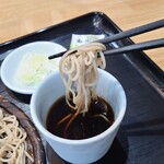 江戸そば 孫吉 - もりそば(税込600円)
            残念ながら香りは薄めだがこの価格ですから。
            つゆは鰹節出汁を濃口醤油で整えたもので塩味が強いが蕎麦にマッチしています
            本格的な蕎麦がこの価格で頂けるのは嬉しい！