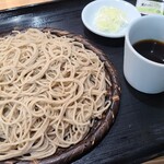 江戸そば 孫吉 - もりそば(税込600円)
            蕎麦玄(北海道音威子府産)を石臼挽きで自家製粉した蕎麦粉を使った手打ちの二八蕎麦、ハリがあり噛み応えが良く、そして喉越しもまずまず