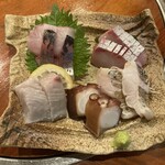 魚鮮 - 料理写真:刺身盛り合わせ1人前　1,600円