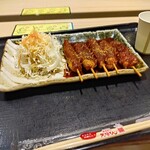 名古屋名物 みそかつ 矢場とん - 料理写真:味噌串かつ5本950円　味噌だれは店の人がかける。