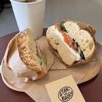STAR BAGEL - クリームチーズベーグルサンド（1350円）のEVERYTHING （+20円）変更