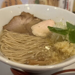 麺屋 琥珀 - 料理写真:軍鶏と豚清湯の中華そば¥1000