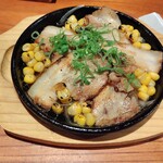 居酒屋よーそろー - 焼豚の鉄板焼き。地味旨。