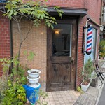 ビストロ サトーサトー - サインポールが目印