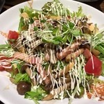車家ジョニー - 野菜も摂りましょ。きのこと炒めベーコンのサラダです。具がぎょうさんのってます！