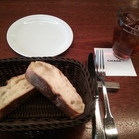 CICADA - ランチ：アイスティーとパン