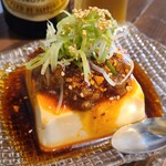 立ち飲み広島 - お料理①台湾冷奴(税込382円)
絹豆腐に肉味噌&食べる辣油&刻み青葱&白胡麻載せ、濃いめの味わいでお酒のアテにピッタリ